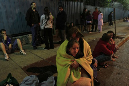 Người dân Chile đổ xô ra đường vì lo sợ các đợt tấn công tiếp theo của động đất. 