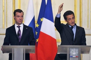  Tổng thống Nga (bên trái) và Tổng thống Pháp trong cuộc họp báo chung ngày hôm qua. 