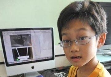 Ding Wei thử nghiệm phần mềm trò chơi trên điện thoại iPhone mới nhất do cậu bé vừa tạo ra. Ảnh: AFP 