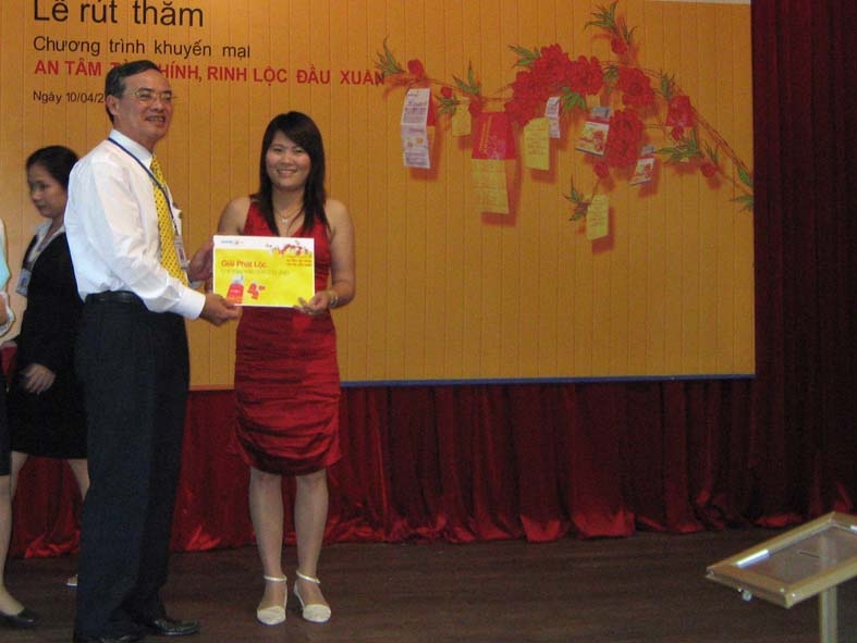 Đại diện Bảo Việt Quảng Ngãi trao giải cho chị Trần Thị Bích Liên