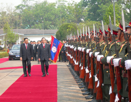Tổng Bí thư Đảng Nhân dân Cách mạng Lào, Chủ tịch nước CHDCND Lào Chummaly Saynhason và Tổng Bí thư Nông Đức Mạnh duyệt đội danh dự - Ảnh VOV 