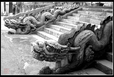 Rồng đá trên thềm điện Kính Thiên trong Thành cổ Hà Nội