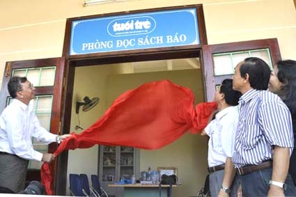 Ông Dương Thành Truyền- Phó Tổng biên tập báo Tuổi Trẻ và ông Võ Xuân Huyện-Chủ tịch UBND huyện Lý Sơn kéo băng khánh thành phòng đọc báo Tuổi Trẻ.
