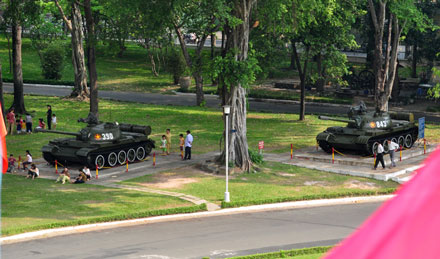 Chiếc xe tăng mang số hiệu 843 và xe tăng mang số hiệu 390 của đại đội 4, tiểu đoàn 1, lữ đoàn 203, quân đoàn 2, Quân đội nhân dân Việt Nam húc tung cổng Dinh và cùng tiến thẳng vào bên trong Dinh Độc Lập lúc 10 giờ 45 phút trưa ngày 30/4/1975, nay được trưng bày trong khuôn viên của Dinh.