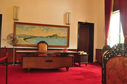 Phòng làm việc của Tổng thống Nguyễn Văn Thiệu bố trí ở phía trái tầng 2 của Dinh Độc Lập.