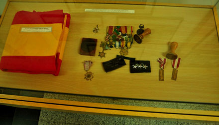 Lá cờ, con dấu và huân huy chương thứ hạng cao của chế độ cũ mà bộ đội ta thu được trong Dinh Độc Lập trong ngày 30/4/1975 hiện được trưng bày tại phòng triển lãm chính đặt ở tầng 1 trong Dinh.