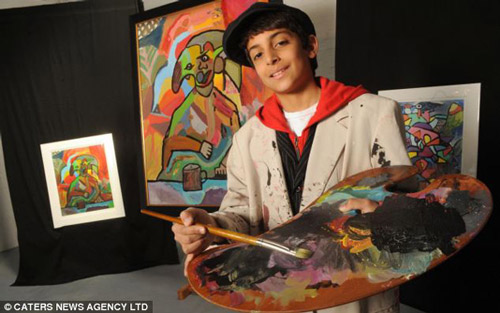 "Tiểu Picasso" Hamad Al Humaidhan bên những tác phẩm của mình. Ảnh: Daily Mail.