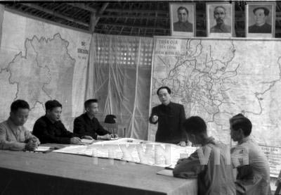 Đại tướng Võ Nguyên Giáp và Bộ tổng tham mưu Quân đội nhân dân Việt Nam nghiên cứu kế hoạch tác chiến Chiến dịch Điên Biên Phủ. Ảnh : Tư liệu - TTXVN.