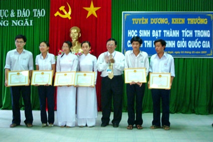 Khen thưởng cho các học sinh đoạt giải.