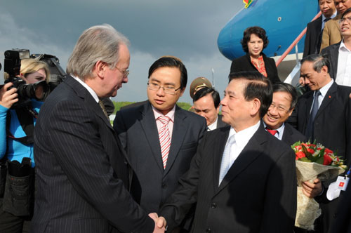 Bộ trưởng Bộ Ngoại giao Belarus Sergey Martynov đón Chủ tịch nước Nguyễn Minh Triết tại sân bay 