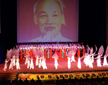 Chương trình văn nghệ đặc sắc ca ngợi Đảng quang vinh, Bác Hồ vĩ đại - Ảnh: Chinhphu.vn
