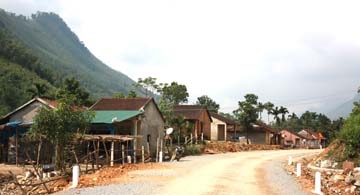 Nhờ cơ chế, chính sách đầu tư cho miền núi của Nghị quyết 30a, nên nhiều con đường, nhà ở của huyện miền núi Trà Bồng đã được xây dựng khang trang.   