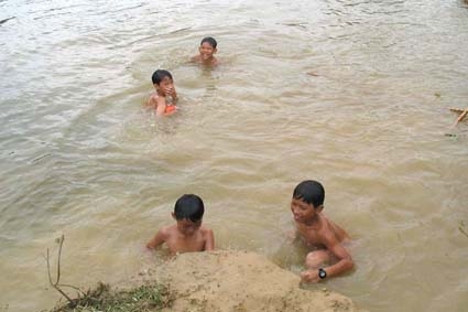 Không có địa điểm vui chơi, trẻ em nông thôn - miền núi thường chơi ở khu vực sông suối không an toàn.