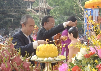 Phó Thủ tướng Trương Vĩnh Trọng, Chủ tịch UB TWMTTQ Việt Nam Huỳnh Đảm thực hiện nghi lễ tắm Phật - Ảnh: Chinhphu.vn 