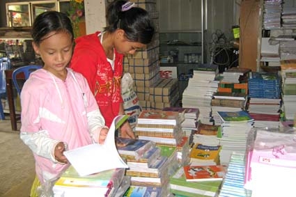 Những khách hàng nhí đang lựa chọn mua vở tại Nhà sách Quang Trung.