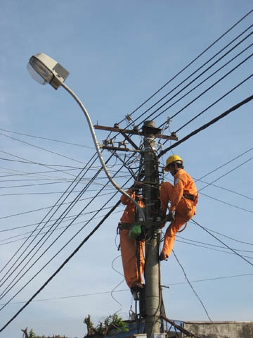 Nhân viên ngành điện đang sửa chữa đường dây.