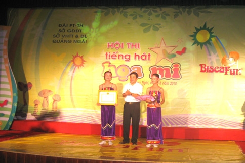 Đồng chí Phạm Thanh Hải-Trưởng ban Tuyên giáo Tỉnh ủy trao giải cho đội Ba Tơ