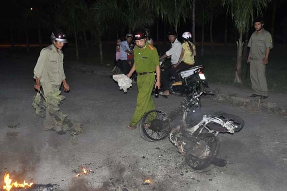 Công an có mặt tại hiện trường đưa chiếc xe máy về trụ sở để điều tra làm rõ nguyên nhân vụ cháy