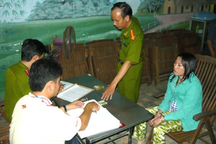 Lực lượng công an lập biên bản vi phạm tại nhà nghỉ Hoa Pơ Lang. 