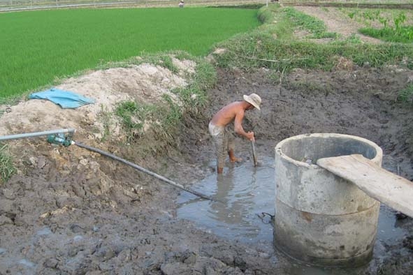 Người dân đào ao mong có nước để cứu cây trồng đang trong tình trang khô hạn