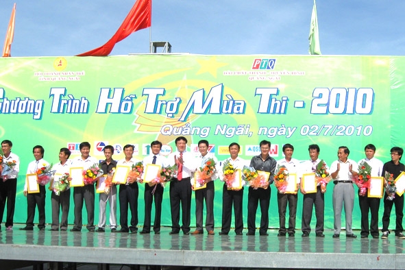 Bí thư Tỉnh ủy Nguyễn Hòa Bình, Nguyên Bí thư Tỉnh ủy Phạm Đình Khối trao giấy chứng nhận cho các doanh nghiệp tham gia tiếp sức mùa thi 2010