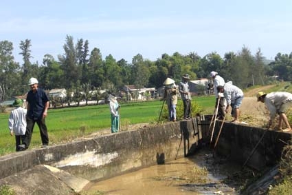 Người dân Bình Sơn nạo vét kênh mương để dẫn nước về tưới lúa hè thu