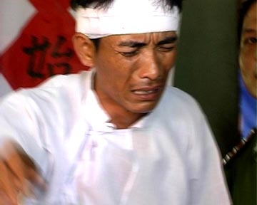 Người chồng Phạm Văn Viên mặc đồ tang khóc lóc khi thấy Công an xuất hiện