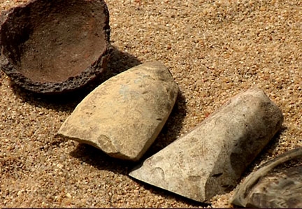  Rìu đá được phát hiện tại hố thăm dò ở đồi Ma Vương