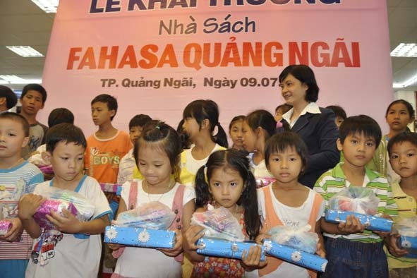 Các em học sinh nghèo nhận quà 