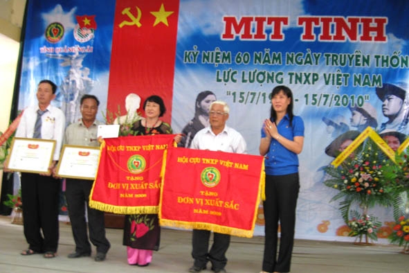 Bà Bùi Thị Quỳnh Vân - Bí thư Tỉnh Đoàn trao bằng khen và cờ thi đua đơn vị  xuất sắc cho Hội Cựu TNXP Bình Sơn và TP. Quảng Ngãi