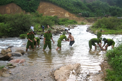 ĐVTN Công an tỉnh giúp dân nạo vét mương dẫn nước, phục vụ sản xuất tại xã Trà Phong (Tây Trà). 