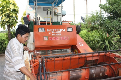 Anh Nguyễn Thanh Hùng (Mộ Đức) mua máy gặt đập liên hiệp nhưng không được HTLS. 