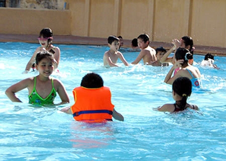 Một số trường đã đưa môn bơi vào chương trình tiểu học. Ảnh minh hoạ