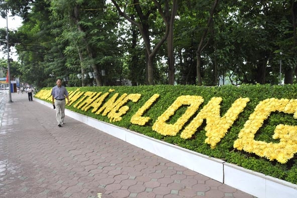 Đường phố được trang hoàng đầy hoa với những dòng chữ chào mừng 1.000 Thăng Long