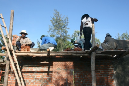 Mặc cho ngày hè oi ả nắng, sinh viên Trường ĐH Công nghiệp Tp.HCM vẫn “xung trận” để xây dựng nhà ở cho hộ dân nghèo ở xã Tịnh Hòa.