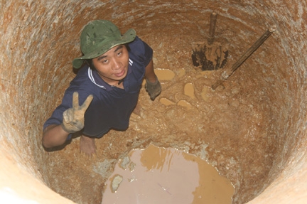 Sinh viên Trần Văn Hiệp (học năm thứ 2 ngành cơ khí, quê ở tỉnh Bình Định) mặc dù chưa một lần đào giếng, nhưng vẫn tình nguyện “vật lộn” với những lớp sỏi, đá dưới lòng đất. 