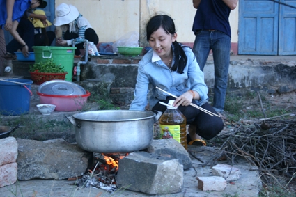 Nấu cơm phục vụ “đoàn quân” tình nguyện mùa hè xanh.  