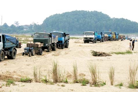Tình trạng khai thác cát ồ ạt trên sông Trà sẽ ảnh hưởng đến dòng chảy và gây sạt lở bờ sông.  
