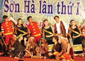  Một tiết mục trong ngày hội văn hóa cồng chiêng huyện Sơn Hà lần thứ I - 2010.