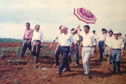 Thủ tướng Võ Văn Kiệt thị sát Vạn Tường năm 1995.