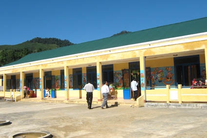 Một điểm trường ở huyện Sơn Tây được đầu tư xây dựng khang trang, nhằm phục vụ  cho công tác dạy và học của thầy và trò ở địa phương. 