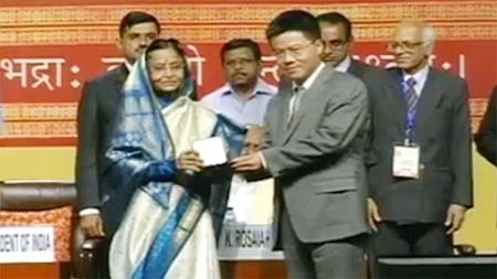 Bà Pratibha Patil - Tổng thống Ấn Độ trao huy chương Fields - giải thưởng toán học cao quý nhất thế giới cho GS Ngô Bảo Châu.