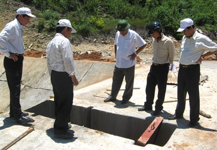 (QNĐT)- Ngày 18/8 Phó Chủ tịch UBND tỉnh Trương Ngọc Nhi làm trưởng đoàn công tác đã có buổi làm việc với UBND huyện Ba Tơ về tình hình triển khai thực hiện Chương trình 30a trong 7 tháng đầu năm 2010 và kế hoạch thực hiện trong thời gian đến.