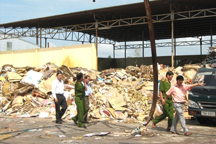 Đoàn kiểm tra môi trường ở KCN Quảng Phú.
