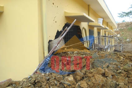 Một phần Trạm y tế xã Ba Giang bị đất đá làm sập vách.