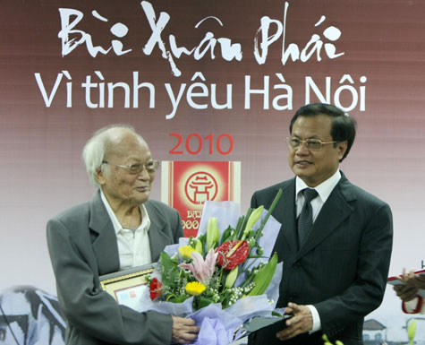 Nhà văn Tô Hoài giành Giải thưởng Lớn - Giải thưởng quan trọng nhất của giải thưởng này. 