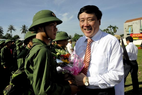 Bí thư Tỉnh ủy Nguyễn Hòa Bình tặng hoa cho các tân binh