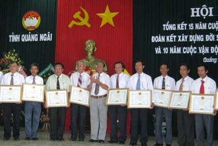 Phó Chủ tịch UBND tỉnh Nguyễn Hoàng Sơn trao bằng khen của UBND tỉnh cho các tập thể, cá nhân đạt thành tích cao trong thực hiện hai cuộc vận động.    