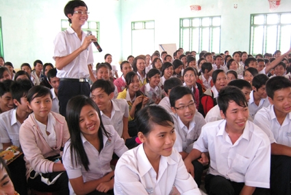 Buổi sinh hoạt tìm hiểu pháp luật của CLB Thanh niên với pháp luật tại Trường Lê Trung Đình (TP.Quảng Ngãi).