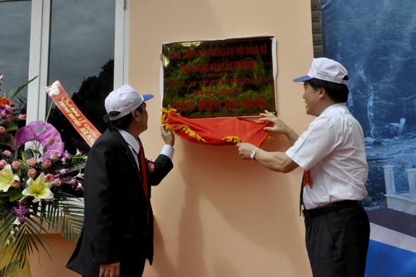 Đồng chí Nguyễn Hòa Bình-Bí thư Tỉnh ủy và Nguyễn Xuân Huế-Chủ tịch UBND tỉnh gắn biển công trình chào mừng đại hội